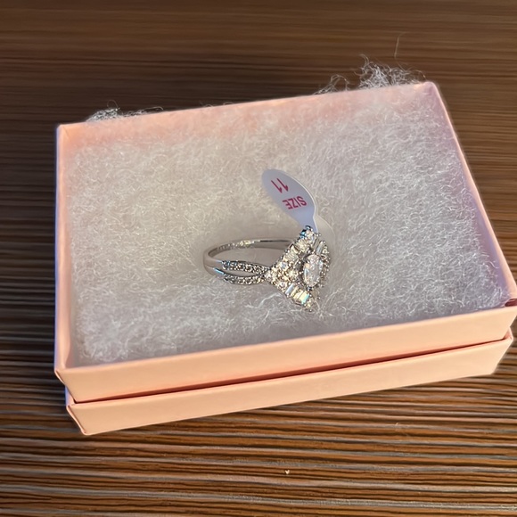 Beautiful diamond cubic zirconia ring with stunning crisscrossing band. - Picture 3 of 4